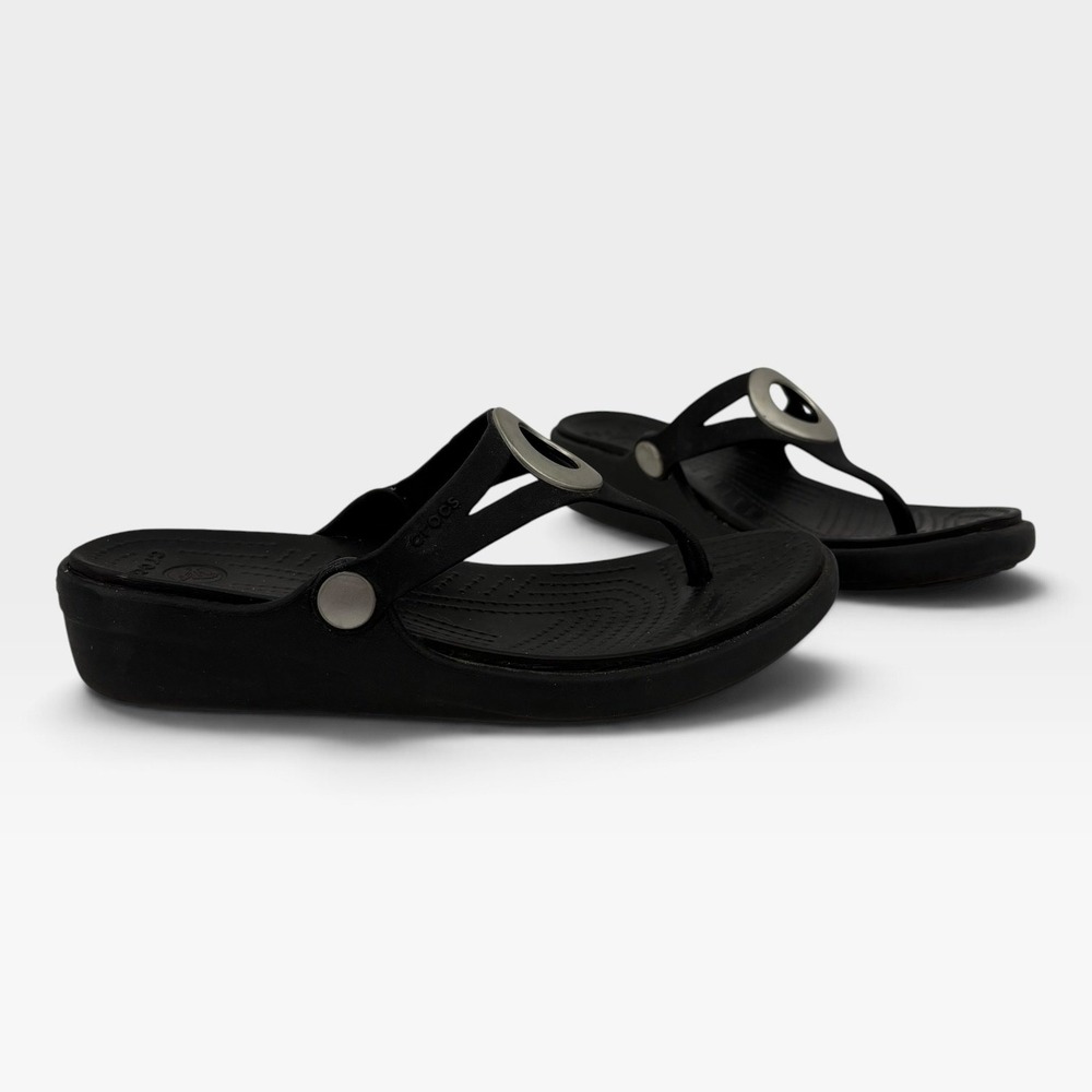 Crocs Sanrah Circle Sandal Black Wedge Flip Flops Metallic Detail Women's SZ 6